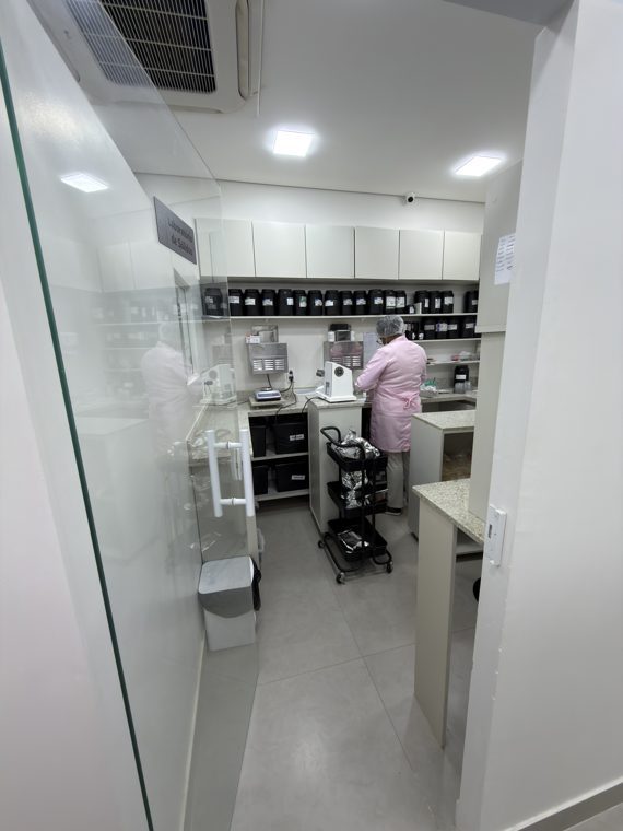 Farmacêutica preparando uma fórmula no laboratório