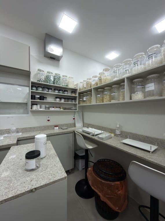 Sala de manipulação com bancada e balança de precisão