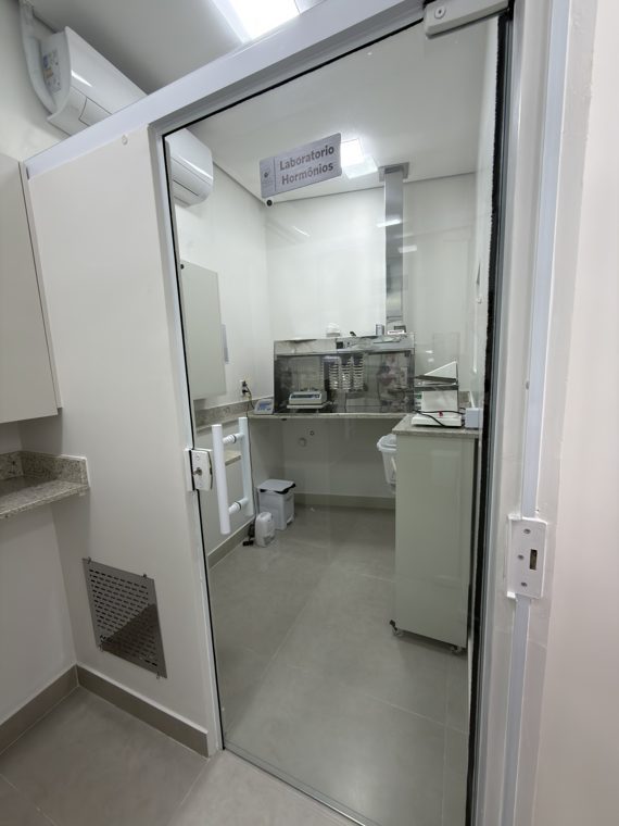 Laboratório de manipulação limpo e equipado