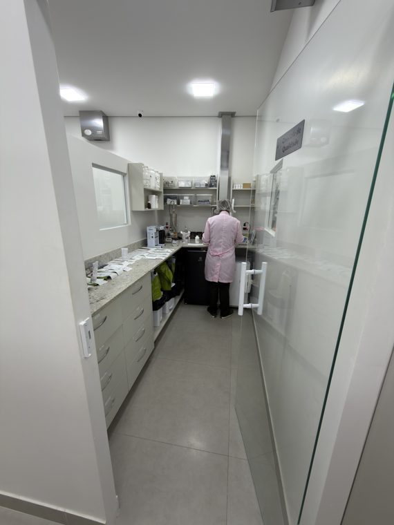 Preparo de fórmula no laboratório da R E R Pharma