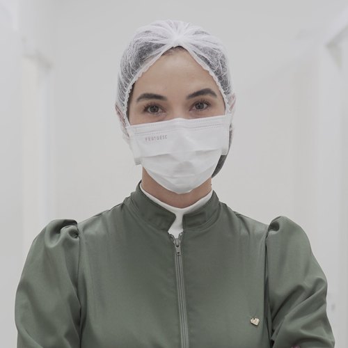 Raíssa Carmona, farmacêutica responsável da R E R Manipulação, no laboratório