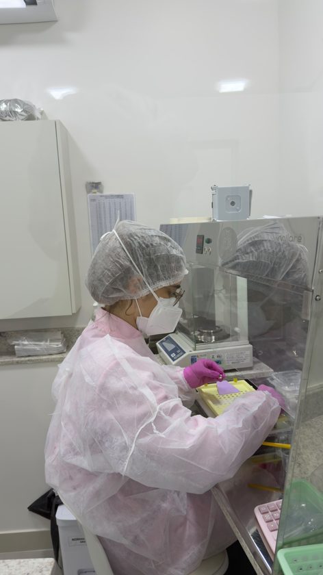 Manipulação em área estéril com paramentação completa