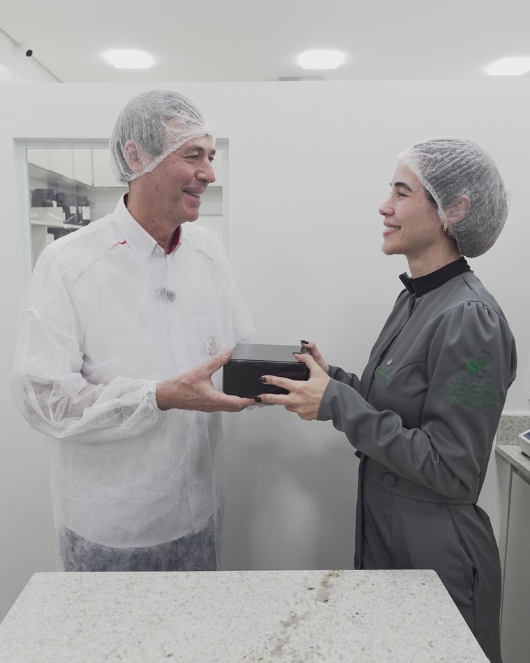 Ronaldo e Raíssa Carmona no laboratório de manipulação da R E R