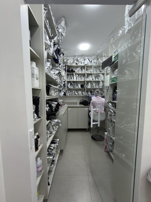 Insumos e matéria-prima organizados no laboratório